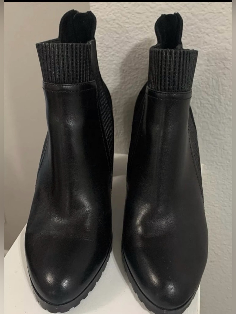 Donald Pliner Women's Chelsea Boot Size 7.5 Black Leather Lug Sole Block Heel